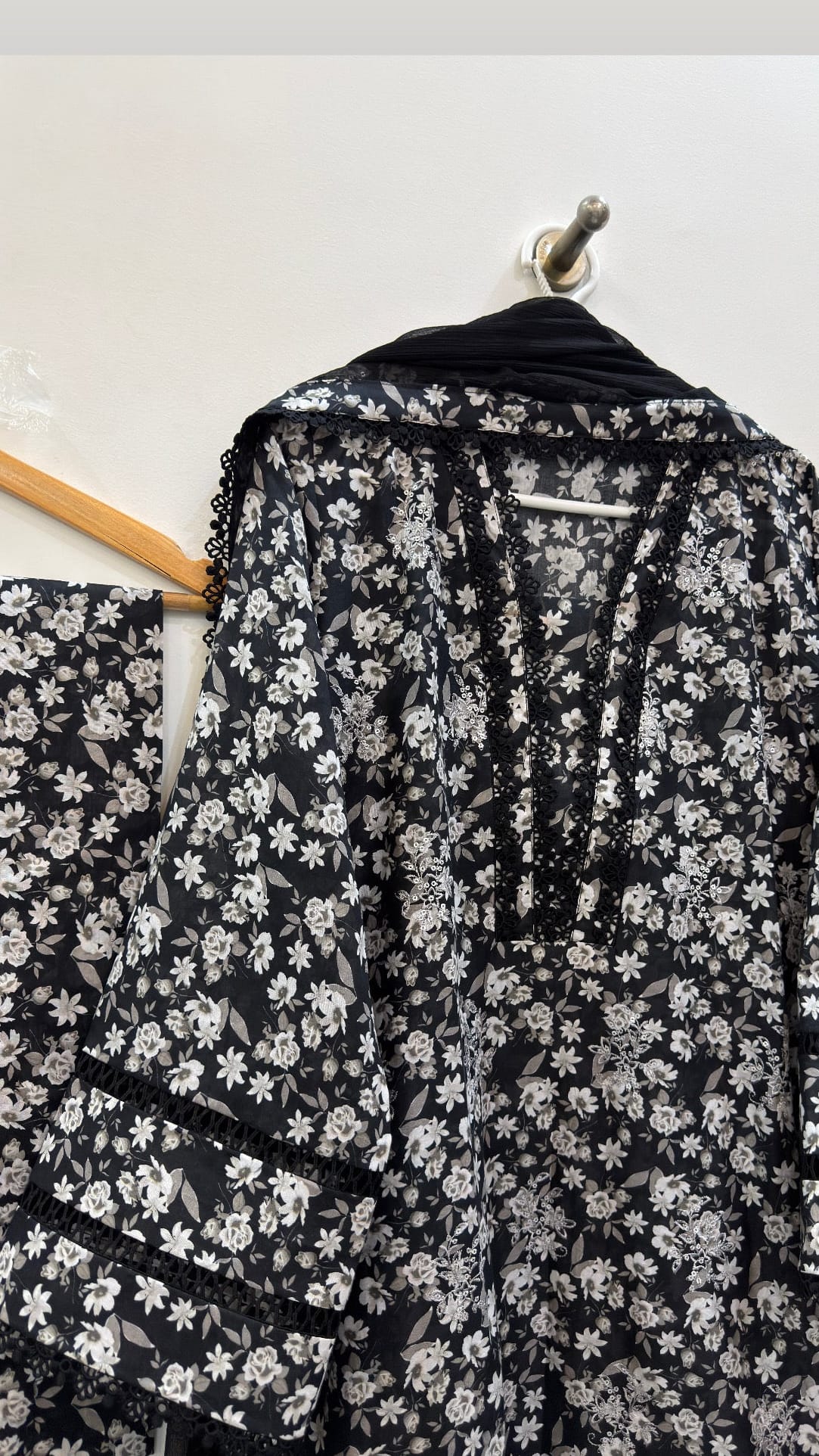 Ayesha.B 3pcs pure lawn (Black butti)