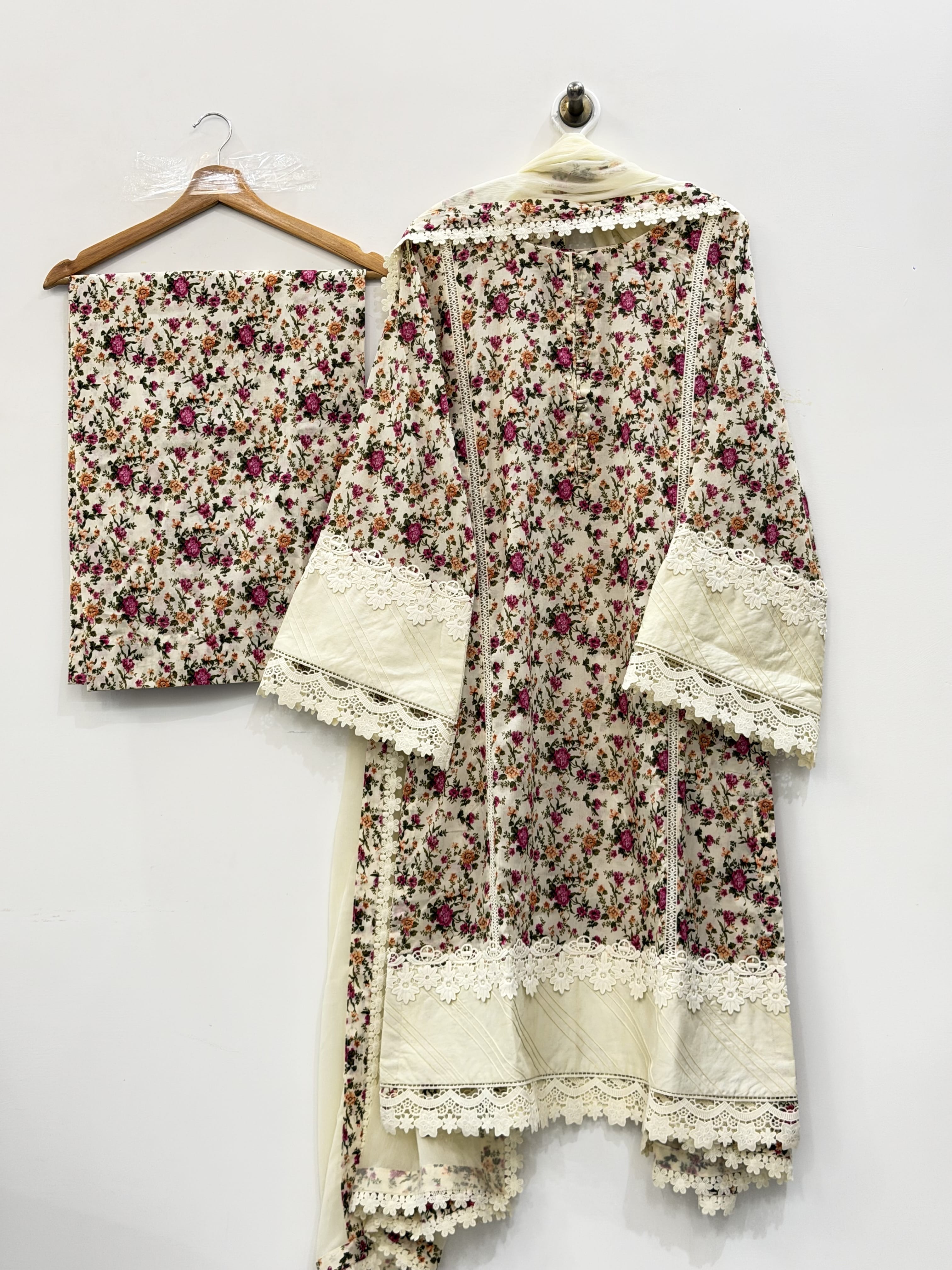 Ayesha.B 3pcs Pure lawn (fabiha)